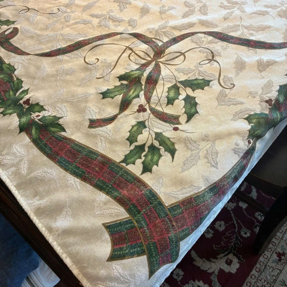 LENOX Holiday Nouveau‎ Tablecloth Christmas Holly Ribbon Ivory Damask 60x102